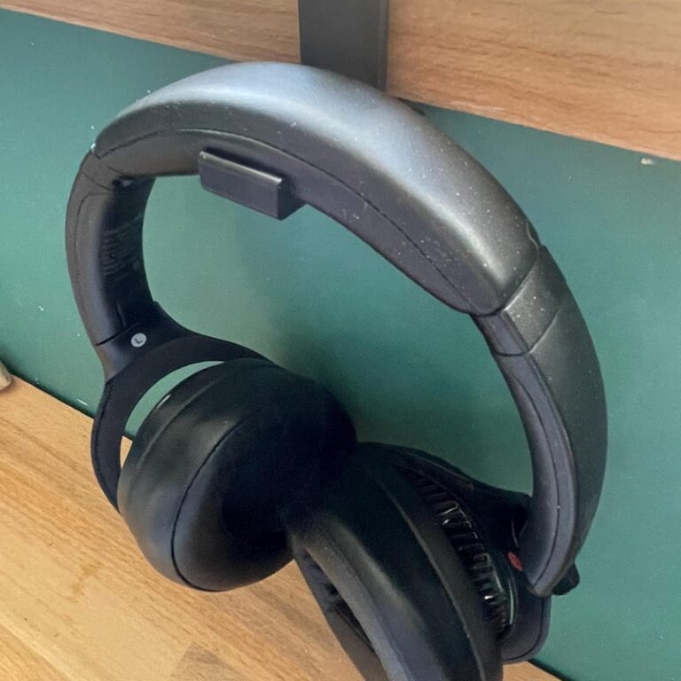 Desk mounted headphone holder with headset